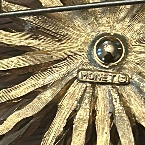 Vintage Monet large gold swirl brooch pin- - Picture 3 of 5